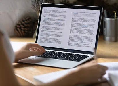 La redaction de communiques de presse pour valoriser les initiatives institutionnelles
